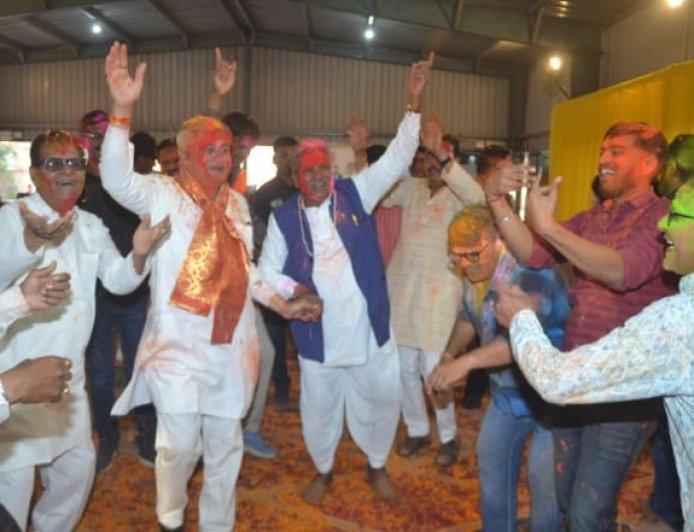 शैलेंद्र डागा परिवार का होली मिलन समारोह: भजनों संग रंग-गुलाल की बिखरी उमंग