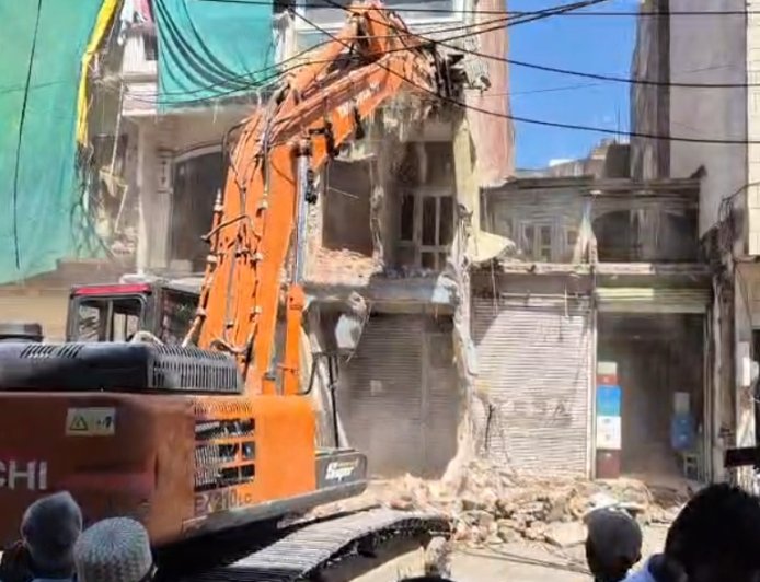 फोरलेन निर्माण के लिए चला बुलडोजर: लक्कड़पीठा रोड से पुराने बाजना बस स्टैंड तक अतिक्रमण पर कार्रवाई
