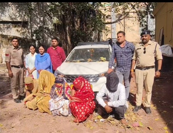 दशा माता पर्व पर मंदिर में चेन स्नेचिंग की घटना : 24 घंटे में महिला गिरोह गिरफ्तार : माणकचौक पुलिस ने 30 ग्राम सोने की चेन और कार की जब्त : इंदौर–महाराष्ट्र से जुड़े है आरोपी