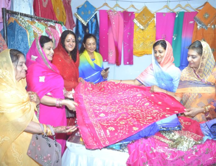 रतलाम में सजी केसरिया एग्ज़ीबिशन : राजपूती परिधान और ज्वेलरी ने खींचा शहरवासियों का ध्यान
