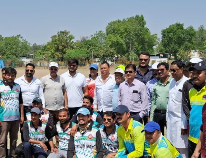 माहुरकर ट्रॉफी में चौथे दिन रोमांचक मुकाबले : चौथे दिन आरपीएफ, जीआरपी और इंजीनियरिंग की टीमों ने दर्ज की जीत : रिटायर्ड रेल कर्मचारियों ने भी दिखाया जज्बा, फ्रेंडली मैच बना आकर्षण का केंद्र