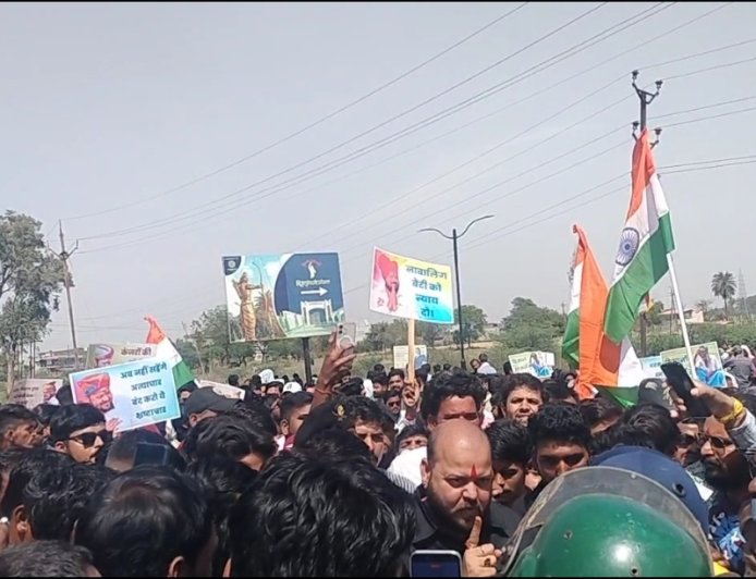 रतलाम में करणी सेना का कलेक्ट्रेट घेराव टला, शहर की सीमा पर ही रोके गए आंदोलनकारी : कलेक्टर से मिलने की जिद पर अड़ी करणी सेना