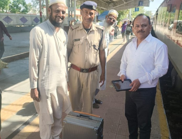 सीटीआई विजय चौधरी की ईमानदारी : महिला यात्री का कीमती ट्रॉली बैग सुरक्षित लौटाया