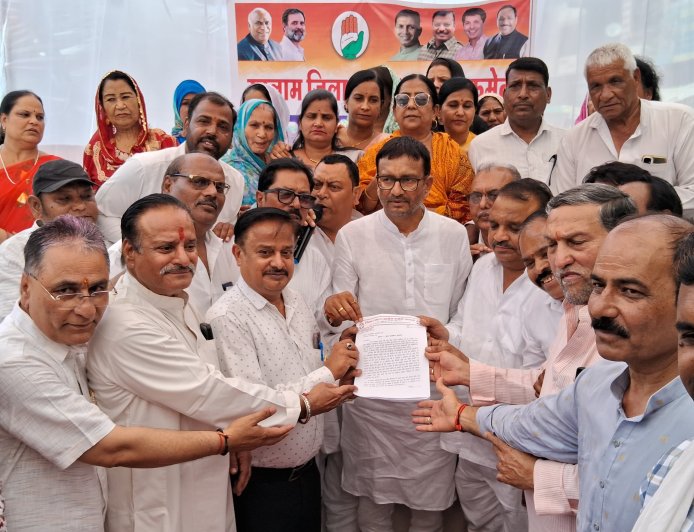 रतलाम में कांग्रेस का धरना : महंगाई, बिजली दर वृद्धि और ईंधन संकट के खिलाफ प्रदर्शन