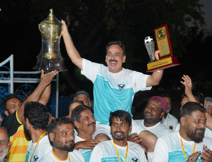 नौकरी में ईमानदारी, मैदान में महारत : रिटायरमेंट से पहले ट्रॉफी जीतकर शादाब खान ने रचा सुनहरा अंत