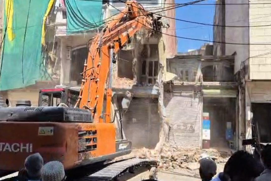 फोरलेन निर्माण के लिए चला बुलडोजर: लक्कड़पीठा रोड से पुराने बाजना बस स्टैंड तक अतिक्रमण पर कार्रवाई