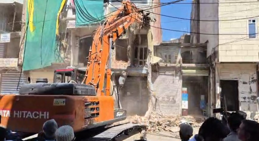 फोरलेन निर्माण के लिए चला बुलडोजर: लक्कड़पीठा रोड से पुराने बाजना बस स्टैंड तक अतिक्रमण पर कार्रवाई