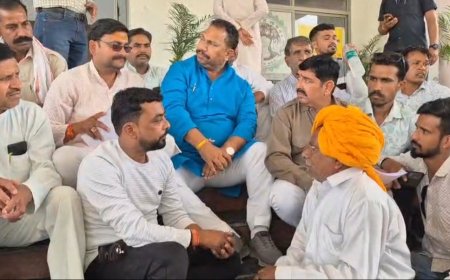 ग्रीन फील्ड फोरलेन विवाद : सीढ़ियों पर धरने पर विधायक, चैंबर मे चर्चा से इंकार : जनता के बीच सुनिए : 15 मिनट बाद बाहर आईं कलेक्टर : किसानों की बाजार भाव मुआवज़े की मांग