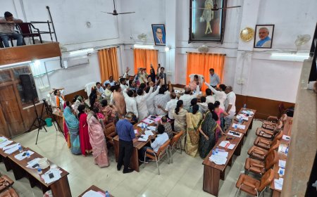 रतलाम निगम बजट सम्मेलन में हंगामा: सावरकर टिप्पणी पर टकराव, पुतला दहन और चूड़ियों की राजनीति