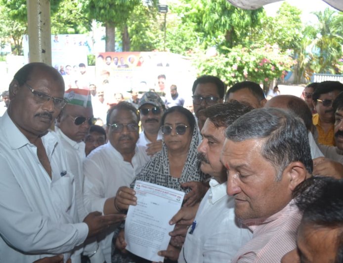 भ्रष्टाचार और टैक्स बढ़ोतरी के खिलाफ सड़कों पर उतरी कांग्रेस : नगर निगम का किया घेराव : निगमयुक्त को सौपा ज्ञापन : उग्र आंदोलन की दी चेतावनी