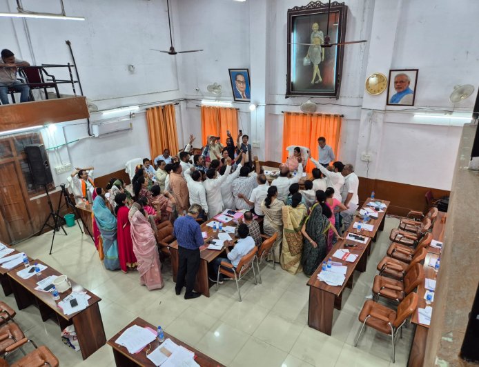 रतलाम निगम बजट सम्मेलन में हंगामा: सावरकर टिप्पणी पर टकराव, पुतला दहन और चूड़ियों की राजनीति