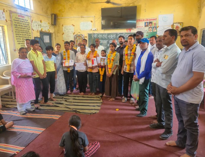 दिवंगत शिक्षक गजराज सिंह राठौर की स्मृति में सेमलिया गांव के प्रतिभाशाली छात्रों को किया पुरस्कृत : दसवीं टॉपर को हर वर्ष देंगे ₹10000 का पुरस्कार