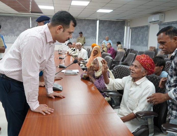 रतलाम पुलिस की पहल : वरिष्ठ नागरिक शिकायत निवारण शिविर : 17 मामलों पर त्वरित कार्रवाई