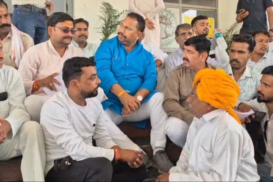 ग्रीन फील्ड फोरलेन विवाद : सीढ़ियों पर धरने पर विधायक, चैंबर मे चर्चा से इंकार : जनता के बीच सुनिए : 15 मिनट बाद बाहर आईं कलेक्टर : किसानों की बाजार भाव मुआवज़े की मांग