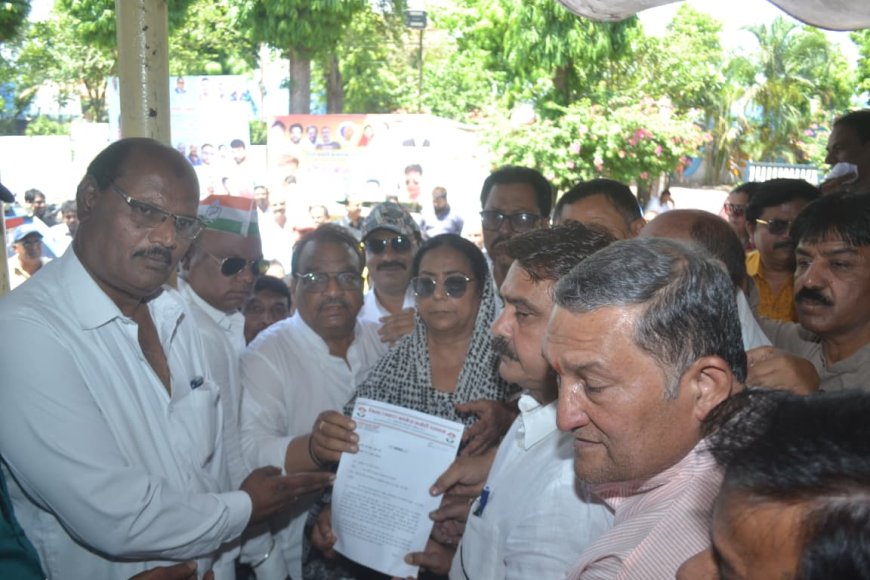 भ्रष्टाचार और टैक्स बढ़ोतरी के खिलाफ सड़कों पर उतरी कांग्रेस : नगर निगम का किया घेराव : निगमयुक्त को सौपा ज्ञापन : उग्र आंदोलन की दी चेतावनी