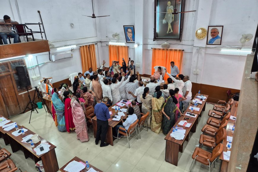 रतलाम निगम बजट सम्मेलन में हंगामा: सावरकर टिप्पणी पर टकराव, पुतला दहन और चूड़ियों की राजनीति