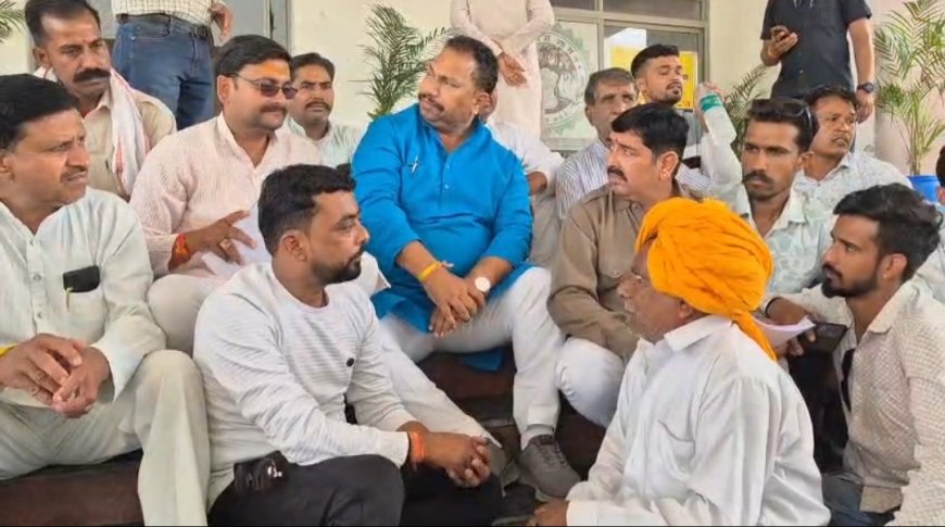 ग्रीन फील्ड फोरलेन विवाद : सीढ़ियों पर धरने पर विधायक, चैंबर मे चर्चा से इंकार : जनता के बीच सुनिए : 15 मिनट बाद बाहर आईं कलेक्टर : किसानों की बाजार भाव मुआवज़े की मांग