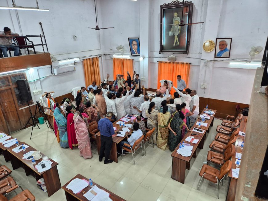 रतलाम निगम बजट सम्मेलन में हंगामा: सावरकर टिप्पणी पर टकराव, पुतला दहन और चूड़ियों की राजनीति