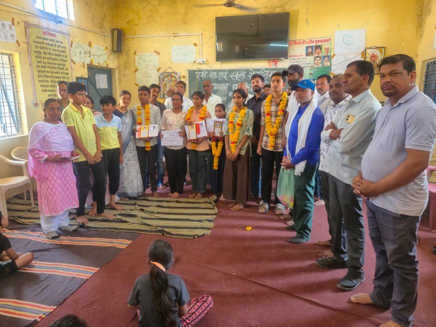 दिवंगत शिक्षक गजराज सिंह राठौर की स्मृति में सेमलिया गांव के प्रतिभाशाली छात्रों को किया पुरस्कृत : दसवीं टॉपर को हर वर्ष देंगे ₹10000 का पुरस्कार