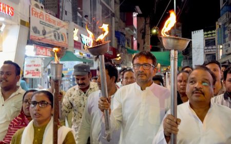 नीट पेपर लीक के विरोध में कांग्रेस की मशाल रैली : CBI जांच और धर्मेंद्र प्रधान के इस्तीफे की मांग