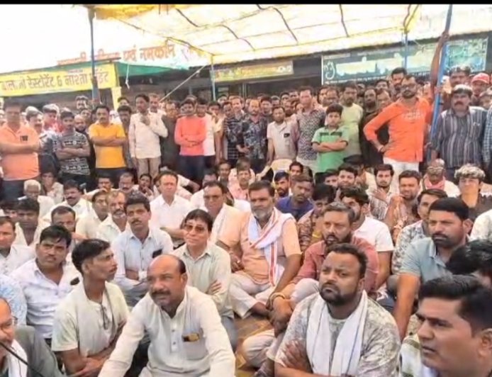 नामली फोरलेन हादसे पर बवाल : ग्रामीणों ने शव रखकर किया प्रदर्शन :12 दिन का अल्टीमेटम