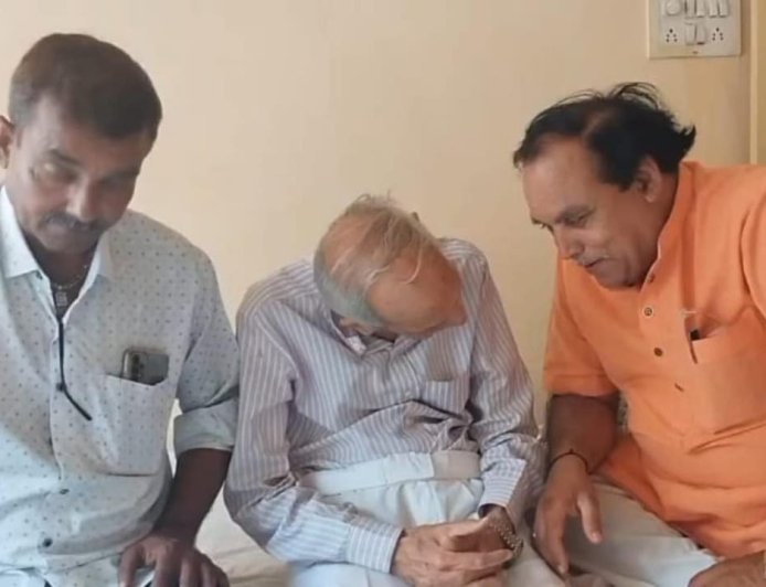 85 वर्षीय बुजुर्ग सुरक्षित पहुंचे घर : ट्रेन में अकेले सफर कर रहे थे : रतलाम में काकानी ने उतारकर परिवार से मिलवाया