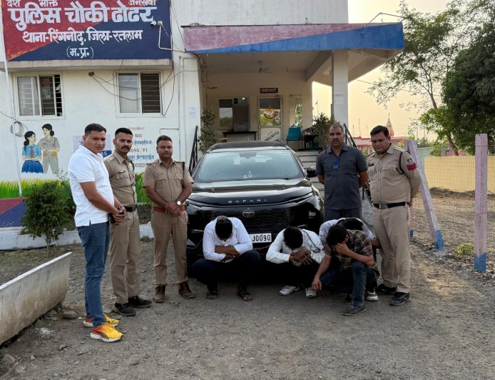 रतलाम में अवैध हथियारों पर पुलिस की बड़ी कार्रवाई : टाटा सफारी से हथियार बरामद : 4 आरोपी गिरफ्तार