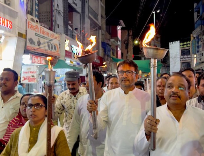 नीट पेपर लीक के विरोध में कांग्रेस की मशाल रैली : CBI जांच और धर्मेंद्र प्रधान के इस्तीफे की मांग