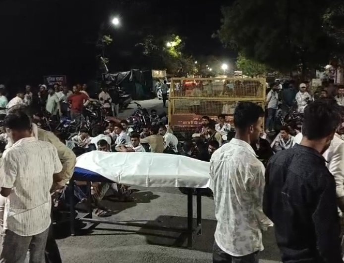 आलोट में मेला देखने गए युवक की संदिग्ध मौत : परिजनों ने थाने के बाहर शव रखकर किया चक्काजाम