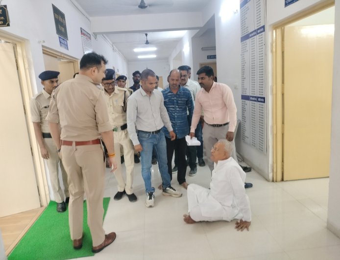 पूर्व गृह मंत्री हिम्मत कोठारी एसपी ऑफिस के बाहर बैठे धरने पर : मीसाबंदी के प्लॉट पर अवैध कब्जे पर कार्रवाई नहीं होने से फूटा गुस्सा : पुलिस की कार्यप्रणाली पर उठे सवाल
