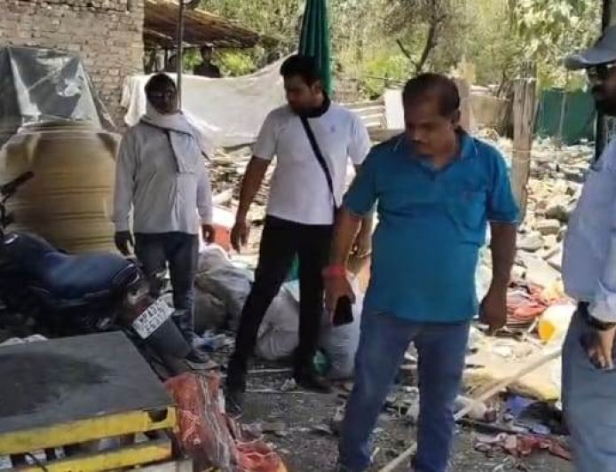 कोर्ट के आदेश पर निगम की बड़ी कार्रवाई : रहवासी क्षेत्रों से हटे कबाड़ गोदाम : कबाड़ जुलवानिया ट्रेंचिंग ग्राउंड पहुंचाया