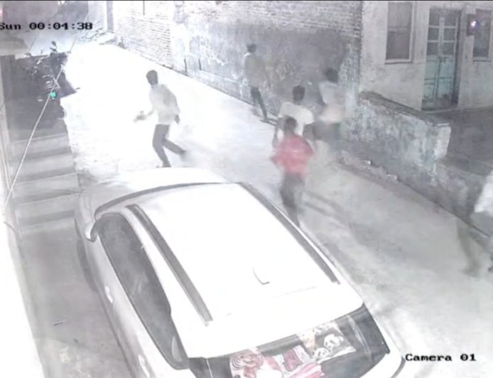 शादी के दौरान विवाद : डांस देखने पहुंचे स्थानीय युवकों और बारातियों के बीच विवाद : जमकर हुई हाथापाई : नकाबपोश युवकों ने किया पथराव : माणक चौक थाना पुलिस जांच में जुटी