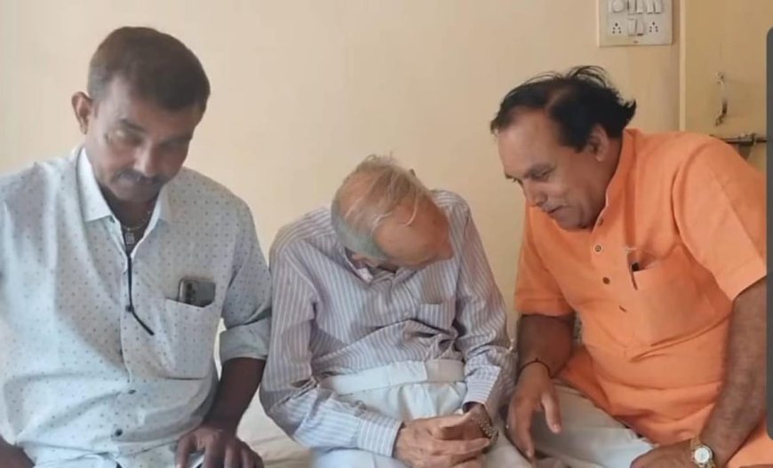 85 वर्षीय बुजुर्ग सुरक्षित पहुंचे घर : ट्रेन में अकेले सफर कर रहे थे : रतलाम में काकानी ने उतारकर परिवार से मिलवाया