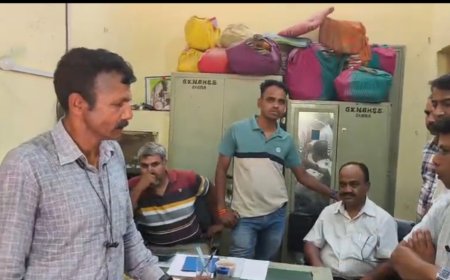 सेवानिवृत्त शिक्षक से 10 हजार की रिश्वत लेते बाबू चढ़ा लोकायुक्त के हत्थे : सेवानिवृत्ति प्रमाण पत्र और पीपीओ जारी करने के एवज में मांग रहा था रिश्वत