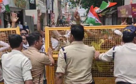 मीनाक्षी नटराजन का नामांकन निरस्त होने पर एनएसयूआई का प्रदर्शन : भाजपा कार्यालय घेराव के दौरान पुलिस से धक्कामुक्की : चुनाव आयुक्त का पुतला जलाने की कोशिश