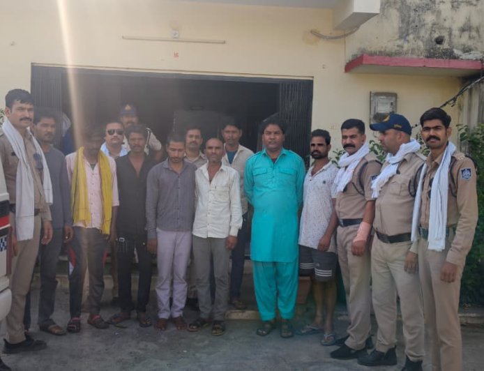 ऑपरेशन क्लीन : गुंडे-बदमाशों पर पुलिस का शिकंजा : एक रात में 182 वारंटियों पर कसा