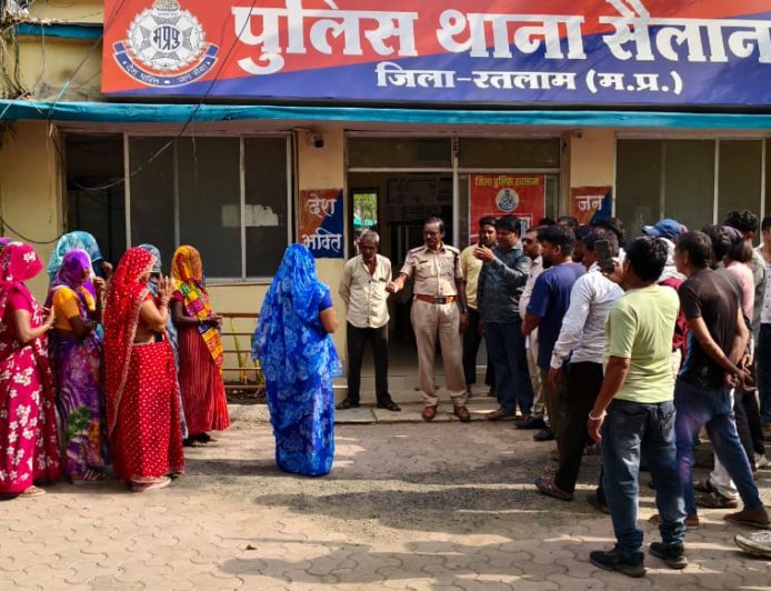 पेड़ हटाने के दौरान विवाद: नगर परिषद अध्यक्ष व कर्मचारी ने पार्षद पति पर लगाए अभद्रता,मारपीट और शासकीय कार्य में बाधा के आरोप : एफआईआर दर्ज करने की मांग