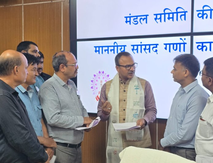 वेरे मजदूर संघ ने किया महाप्रबंधक पश्चिम रेलवे का स्वागत : 12 सूत्री मांगो को लेकर सौंपा ज्ञापन