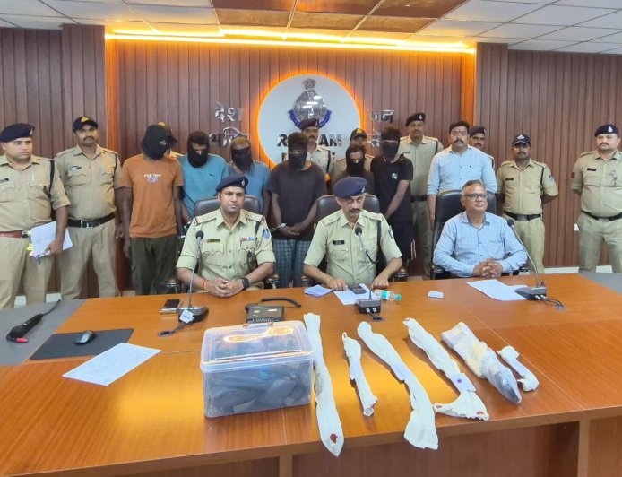 सर्राफा बाजार में डकैती की साजिश नाकाम : अंतरराज्यीय पारदी गैंग के 6 बदमाश हथियारों सहित गिरफ्तार