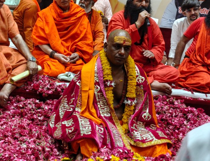 भव्य पेशवाई, संत समागम और वैदिक विधानों के बीच संपन्न हुआ ऐतिहासिक पट्टाभिषेक समारोह :  13 अखाड़ों के संतों की मौजूदगी में आनंद गिरी महाराज बने महामंडलेश्वर