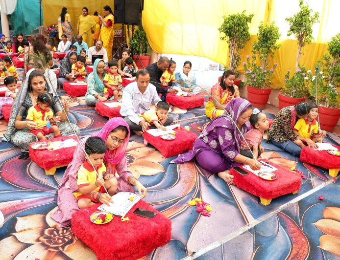 गुरु रामदास पब्लिक स्कूल में धूमधाम से हुआ ‘विद्यारंभ संस्कार : नन्हे विद्यार्थियों ने रखा शिक्षा के मंदिर में पहला कदम