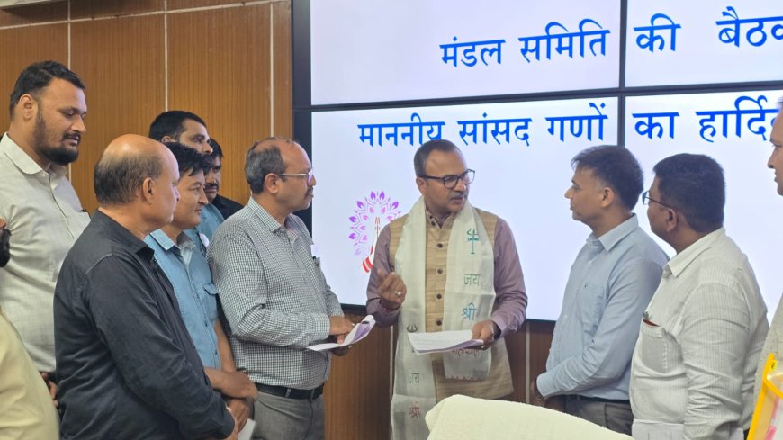 वेरे मजदूर संघ ने किया महाप्रबंधक पश्चिम रेलवे का स्वागत : 12 सूत्री मांगो को लेकर सौंपा ज्ञापन