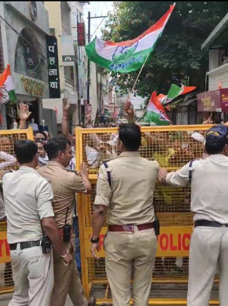 मीनाक्षी नटराजन का नामांकन निरस्त होने पर एनएसयूआई का प्रदर्शन : भाजपा कार्यालय घेराव के दौरान पुलिस से धक्कामुक्की : चुनाव आयुक्त का पुतला जलाने की कोशिश