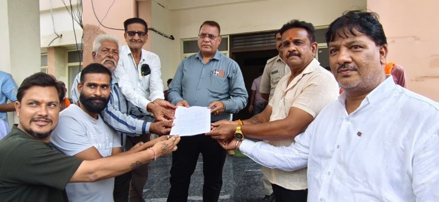 सैलाना बस स्टैंड चौड़ीकरण के समर्थन में उतरे व्यापारी : सात दुकानदारों की जिद से न रुके नगर का विकास : एसडीएम को सौंपा ज्ञापन : निर्माण कार्य शुरू नहीं हुआ तो होगा आंदोलन