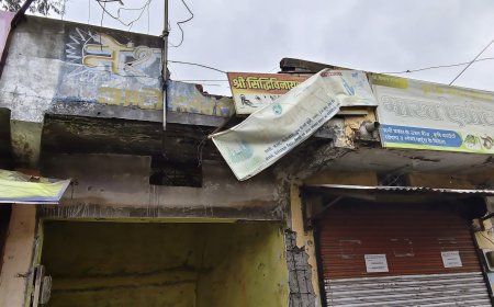 सैलाना : बस स्टैंड स्थित मौत के मुहाने पर 15 दुकानें : छज्जा गिरा : बड़ा हादसा टला : फिर भी कार्रवाई का इंतजार : प्रशासन अब भी बेखबर