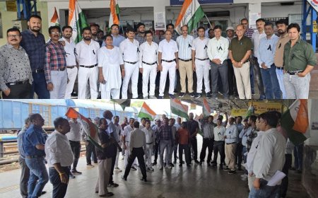 आगरा कैंट स्टेशन पर स्टेशन मास्टर से मारपीट के विरोध में रतलाम स्टेशन पर वेस्टर्न रेलवे मजदूर संघ का प्रदर्शन
