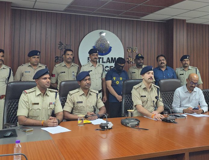 रतलाम में 40 लाख की लूट का 24 घंटे में खुलासा : कर्मचारी ही निकला मास्टरमाइंड : ब्लिंकिट की ड्रेस पहन वारदात को दिया अंजाम : पूरी रकम बरामद :  एक आरोपी गिरफ्तार, दो अब भी फरार