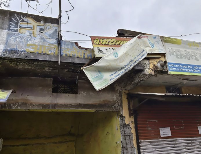 सैलाना : बस स्टैंड स्थित मौत के मुहाने पर 15 दुकानें : छज्जा गिरा : बड़ा हादसा टला : फिर भी कार्रवाई का इंतजार : प्रशासन अब भी बेखबर