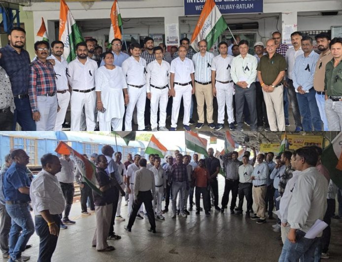 आगरा कैंट स्टेशन पर स्टेशन मास्टर से मारपीट के विरोध में रतलाम स्टेशन पर वेस्टर्न रेलवे मजदूर संघ का प्रदर्शन