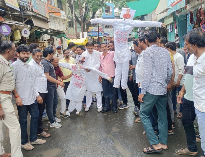 मूंग खरीदी, ई-टोकन व्यवस्था और नीट पेपर लीक के विरोध में किसान कांग्रेस का प्रदर्शन : केंद्रीय मंत्रियों के पुतले फूंके